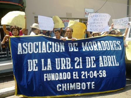 pobladores-21-de-abril-reclaman-postes-protesta